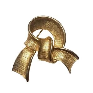 Vintage Signed CMI Gold Tone Textured Brooch